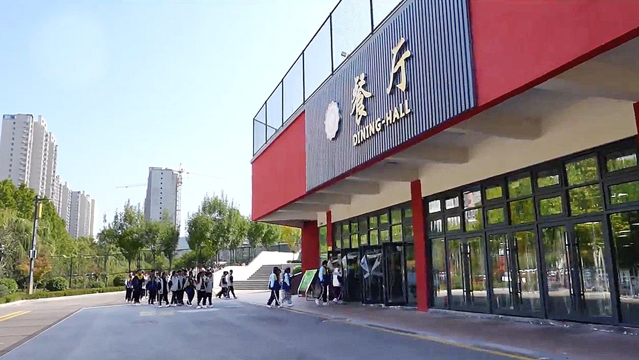枣庄薛城区凤鸣中学：自营食堂 呵护成长